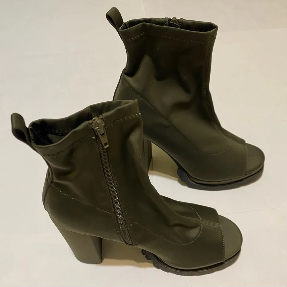 Lillian women’s peep open toe cutout chunky heel bootie. Size 10
